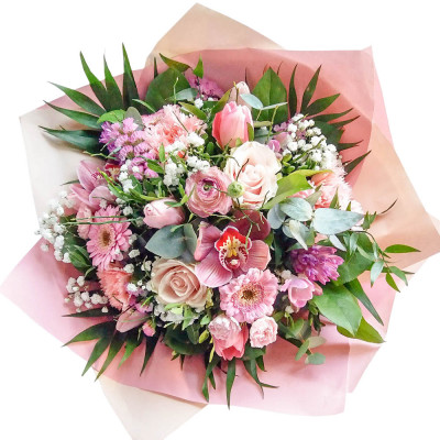 Tavaszi zsongás - Kerek csokor, rózsaszín árnyalatú vegyes virágokból - közepes méret (102)